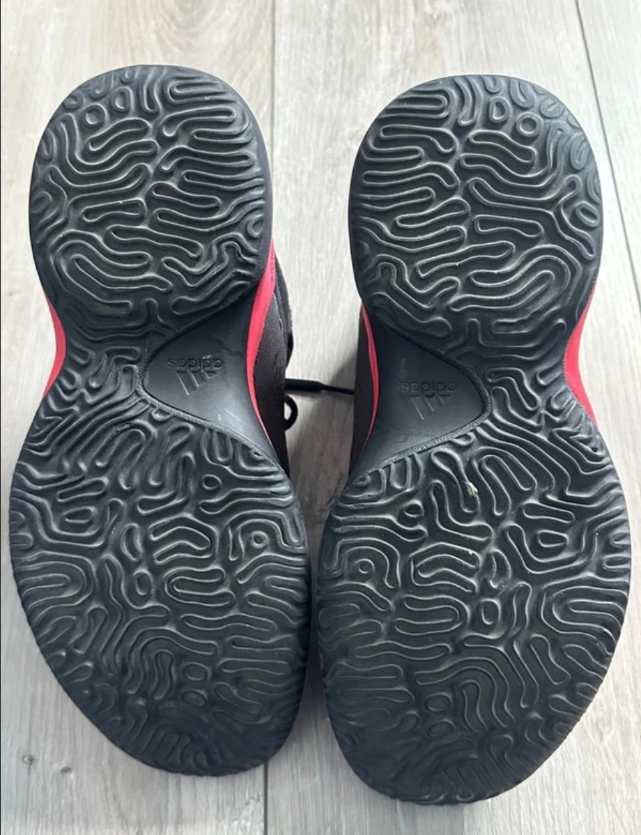 Par de zapatillas Adidas negras y rojas, zapatos para baloncesto Unisexe, deporte – photo 6